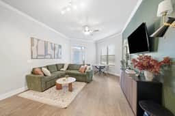 Luxuries 1-bed 1-bath| Sleeps 2 | Pool/Gym/Parking - Image 4