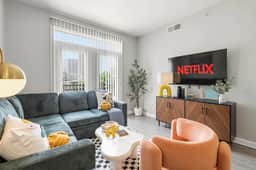 1BR / Sleeps 3 - Luxury Pool, Mall, Parking - Image 2