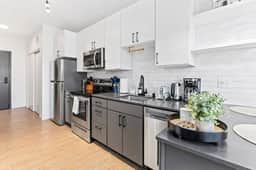 Stylish 1BD 1BA Condo w Patio, Free Wi-fi & Gym - Image 3