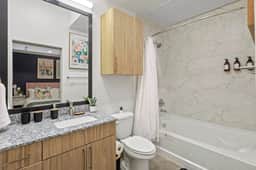 King 1BR/1BA | Pool+ Parking | 5 min to Galleria - Image 4