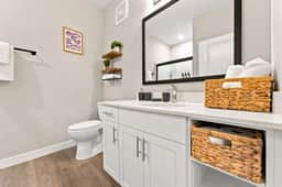 Modern 1BR Apt with Balcony, Gym and Free Parking - Image 4