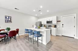 Stylish 1BR with rooftop access near Franklin Park - Image 2