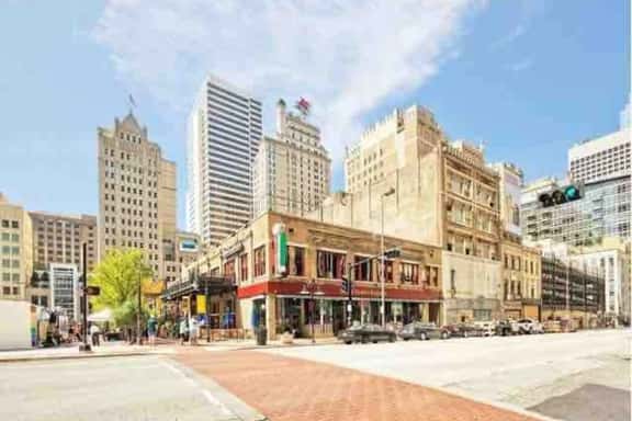 2bed•2bath Heart of Downtown w/Panoramic Views - Image 1