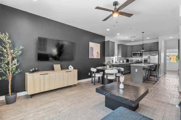 King Beds | Pool | Near Airport, DT, ConventionC - Image 1