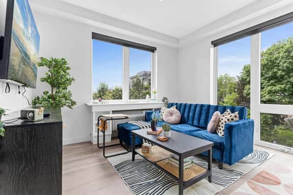 1Bed 1Bath + Gym | 10 min DT + Stadiums & Airport - Image 1