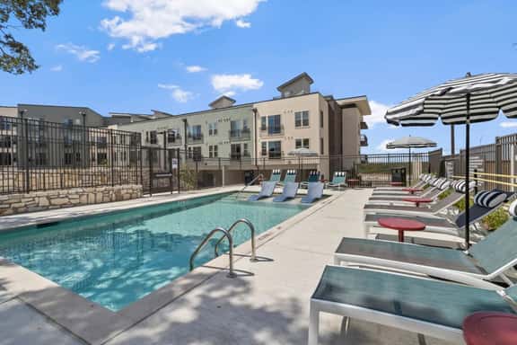 1Bed 1Bath Pool + Gym | Near Domain Mall + Airport - Image 1
