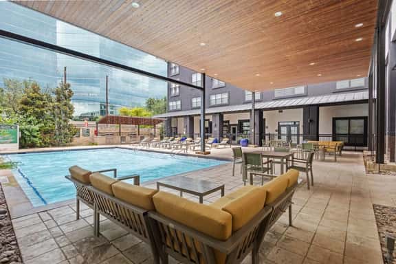 1BR / Sleeps 3 - Luxury Pool, Mall, Parking - Image 1