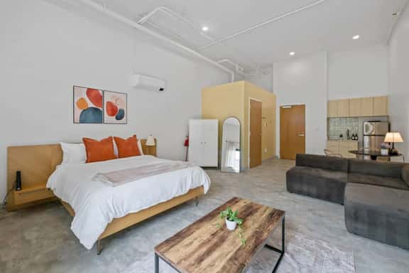 1 Bed|1 Bath | Beautiful Northshore Close to DT - Image 1