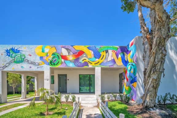3BR/2BA| Artarian Villa| Gated Driveway & Backyard - Image 1