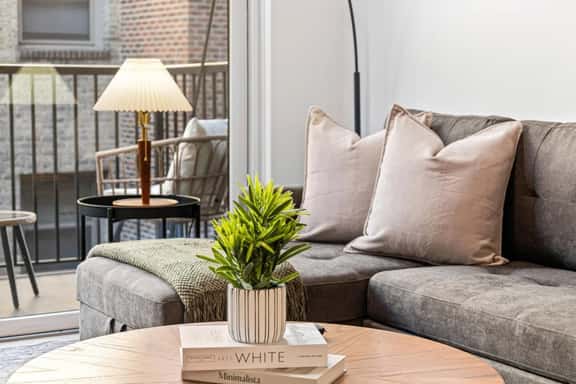 Sleek & Urban 1 Bed 1 Bath with Gym, Wi-fi & Patio - Image 1