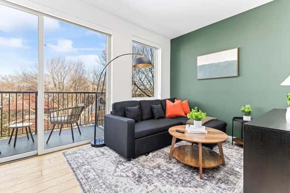 Stylish 1BD 1BA Condo w Patio, Free Wi-fi & Gym - Image 1