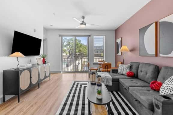 1Br/1BA Luxury Retreat Pool+Gym Mins to Stadium - Image 1