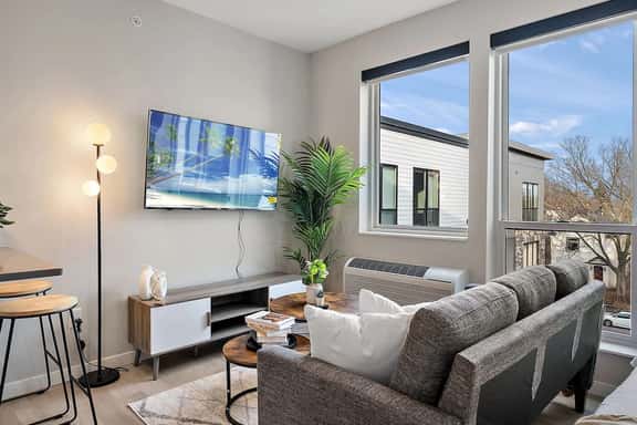 1 Bed+rooftop deck w/Gym by Northeast Art District - Image 1