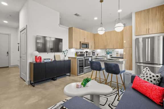 King 1BR/1BA | Pool+ Parking | 5 min to Galleria - Image 1