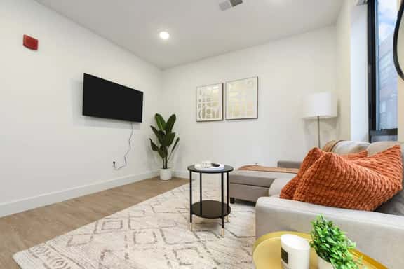 Cozy 1BR/1BA + Gym Near UPMC & Carnegie Mellon - Image 1