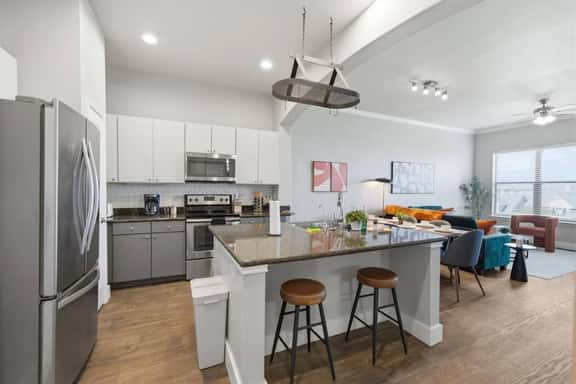 Sleeps 3 | Downtown & Sport Stadiums Nearby | Pool + Gym + Free Parking - Image 1