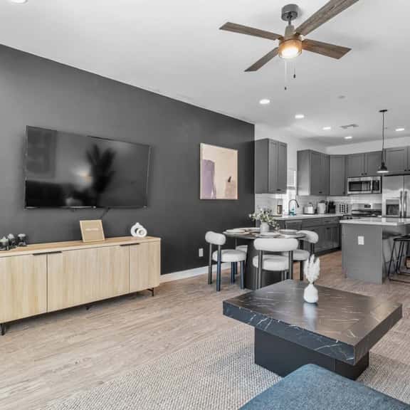 King Beds | Pool | Near Airport, DT, ConventionC - Image 1