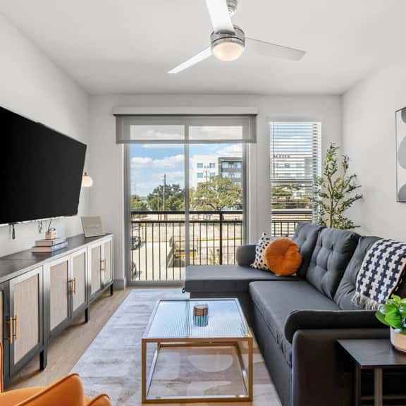 King 1 BD 1BA Suite w Pool/Gym/Parking & Office! - Image 1