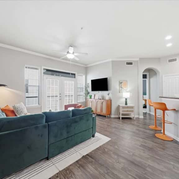 Modern 2BR Apartment with Pool, Gym & Free Parking - Image 1