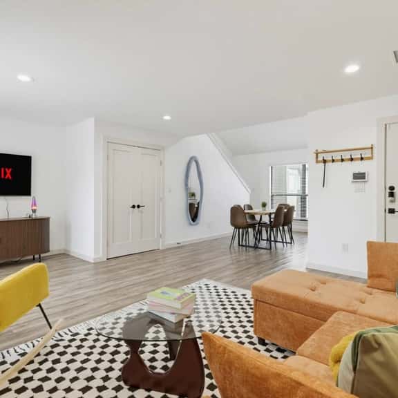 Sleeps 5 ~ Near American Airlines Center + the Medical District + Downtown/Uptown - Image 1