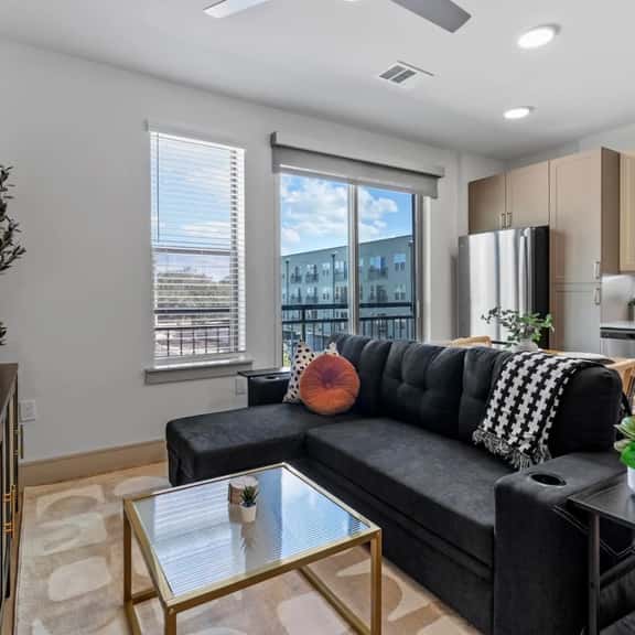 Stylish 1 King BR suite Domain Mall, Gym, Pool & Parking - Image 1