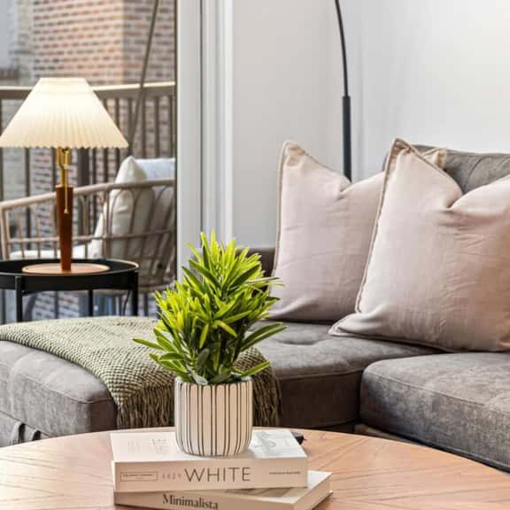Sleek & Urban 1 Bed 1 Bath with Gym, Wi-fi & Patio - Image 1