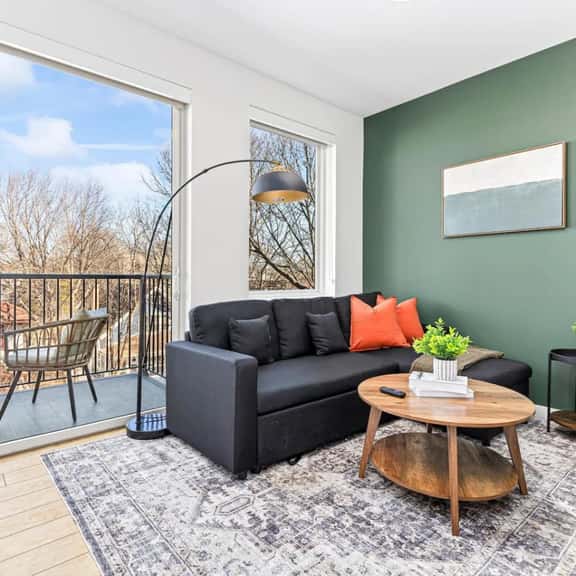 Stylish 1BD 1BA Condo w Patio, Free Wi-fi & Gym - Image 1