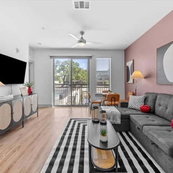 1Br/1BA Luxury Retreat Pool+Gym Mins to Stadium - Image 1