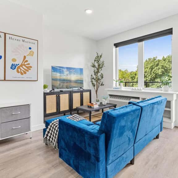 Urban 1BD Escape mins to DT w Gym, Wifi & Balcony - Image 1