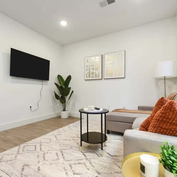 Cozy 1BR/1BA + Gym Near UPMC & Carnegie Mellon - Image 1