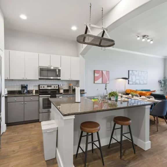 Sleeps 3 | Downtown & Sport Stadiums Nearby | Pool + Gym + Free Parking - Image 1