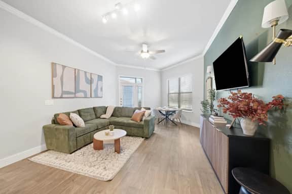 Luxuries 1-bed 1-bath| Sleeps 2 | Pool/Gym/Parking - Image 4