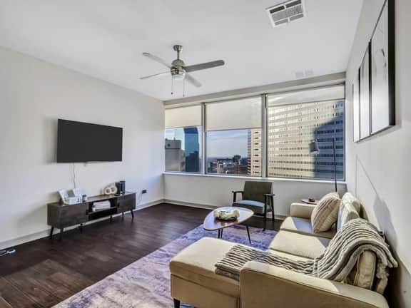 2bed•2bath Heart of Downtown w/Panoramic Views - Image 3