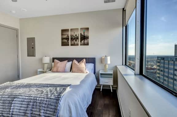 2bed•2bath Heart of Downtown w/Panoramic Views - Image 4