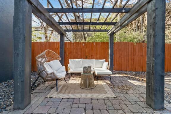 Walk to SoCo|Private Patio|Free Parking|Pets OK - Image 2