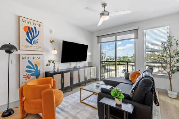 Luxury King 1BD suite w Pool/Gym/Office & Parking - Image 2