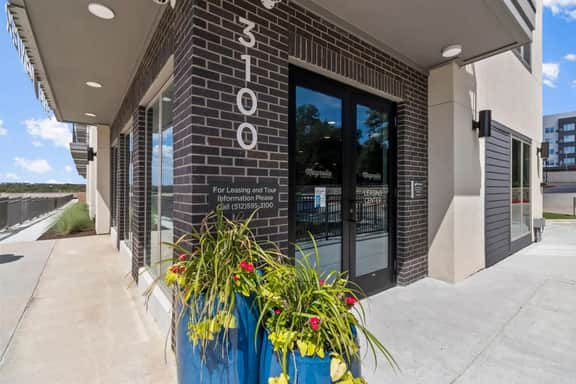 King 1 BD 1BA Suite w Pool/Gym/Parking & Office! - Image 5