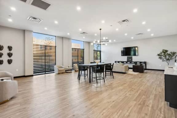 Luxe 1BR stay in Columbus with Rooftop & Gym - Image 5