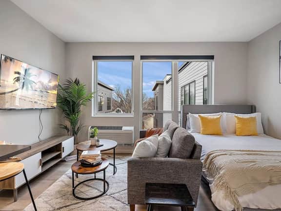 1 Bed w/Gym by Historic Riverfront District! - Image 3