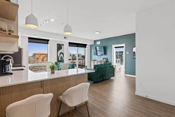 Luxury Uptown 2Bed Condo with Patio |Gym |Office - Image 2