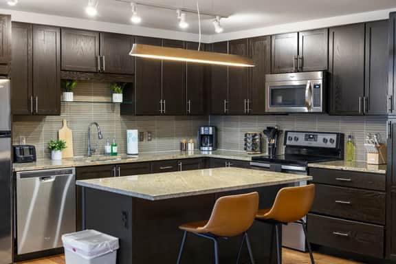 Luxe Apt W/Parking CityView|Pool|Gym|PoolTable - Image 3