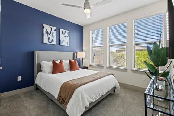 Stylish 2BR Near Uptown & Medical District - Image 2