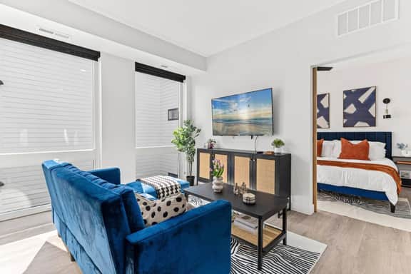 1BD King Retreat w Gym, Wi-Fi, Office & Mins to DT - Image 2
