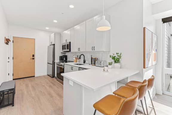 1BD King Retreat w Gym, Wi-Fi, Office & Mins to DT - Image 4