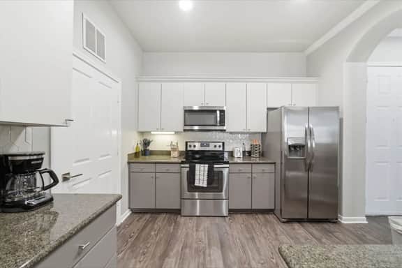 Modern 2BR Apartment with Pool, Gym & Free Parking - Image 4