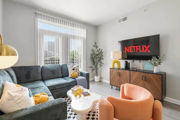 1BR / Sleeps 3 - Luxury Pool, Mall, Parking - Image 2