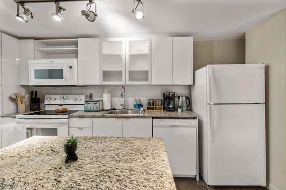 1Bed/1.5Bath Gym+Pool, Stadium. - Image 3