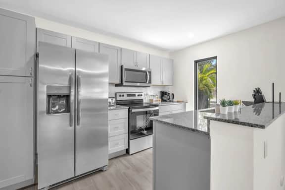 3BR/2BA| Artarian Villa| Gated Driveway & Backyard - Image 4