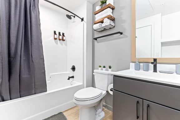 Sleek & Urban 1 Bed 1 Bath with Gym, Wi-fi & Patio - Image 5