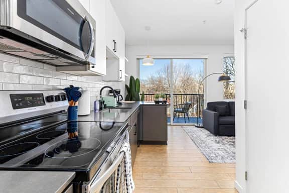 Stylish 1BD 1BA Condo w Patio, Free Wi-fi & Gym - Image 4